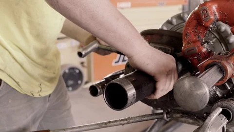 Construction Workers Oil And Work With A Pipe Threader 스톡 동영상 87483485