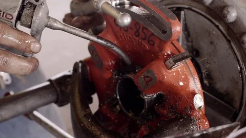 Construction Workers Oil And Work With A Pipe Threader 스톡 동영상 87483512