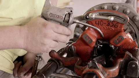 Construction Workers Oil And Work With A Pipe Threader 스톡 동영상 87483529