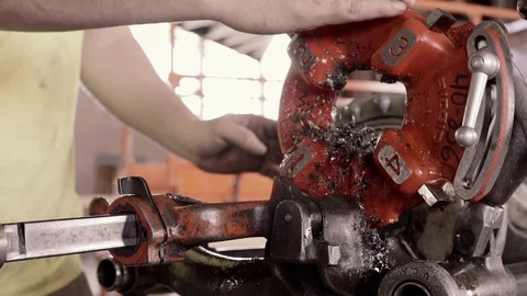 Construction Workers Oil And Work With A Pipe Threader 스톡 동영상 87483570