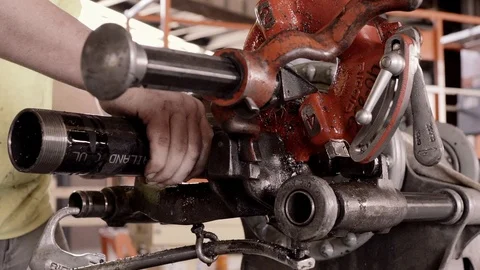 Construction Workers Oil And Work With A Pipe Threader 스톡 동영상 87483641