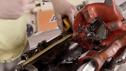Construction Workers Oil And Work With A Pipe Threader 스톡 동영상 87483656
