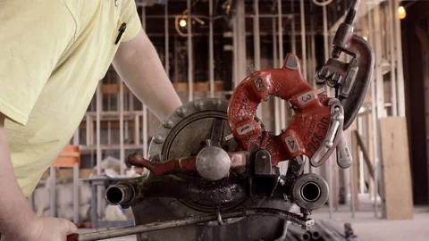 Construction Workers Oil And Work With A Pipe Threader 스톡 동영상 87483711