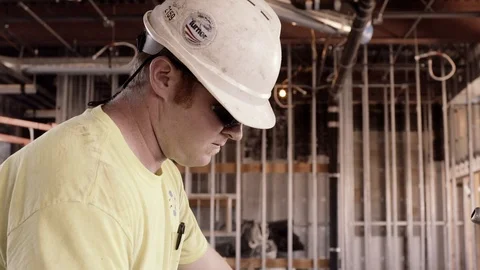 Construction Workers Oil And Work With A Pipe Threader 스톡 동영상 87483715