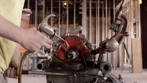 Construction Workers Oil And Work With A Pipe Threader 스톡 동영상 87483720