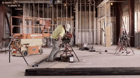 Construction Workers Oil And Work With A Pipe Threader 스톡 동영상 87483809