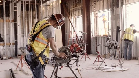 Construction Workers Oil And Work With A Pipe Threader 스톡 동영상 87483889