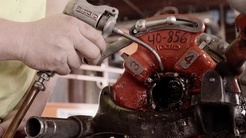 Construction Workers Oil And Work With A Pipe Threader 스톡 동영상 87484076