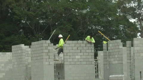 Construction Workers Polish Bricks 库存影片 333797482