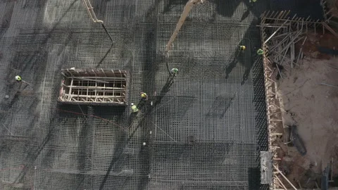 Construction workers pour concrete slabs 스톡 동영상 140739773