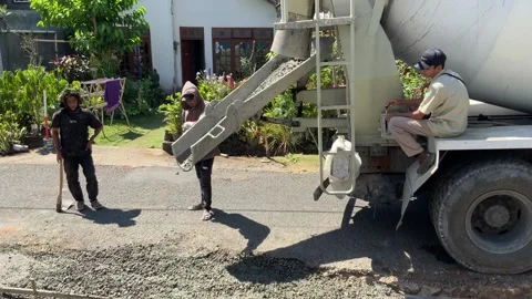 Construction Workers Pouring Concrete from Mixer Truck Vidéo 342106281