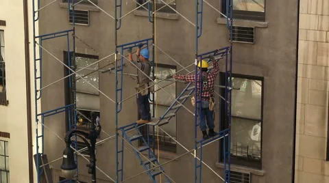 Construction Workers Pull-Ups Hardhats Union Scaffolding Building NYC Stockbeeldmateriaal 42562704
