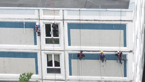 Construction workers repairing facade of residential building Vidéo 313229352