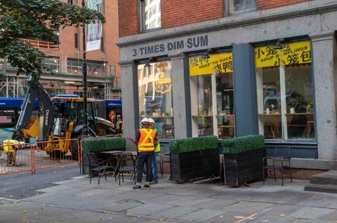 Construction workers road crew on dim sum lunch break in New York City Foto stock