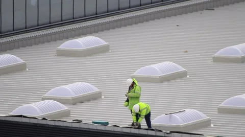 Construction workers on Roof 库存影片 60710536