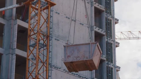 Construction workers on scaffolding with crane lifting container Vídeos de archivo 318087671