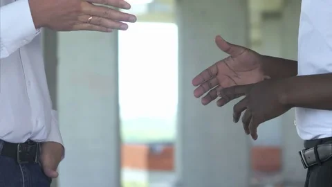 Construction workers shaking hands at site Vídeos de archivo 82800177
