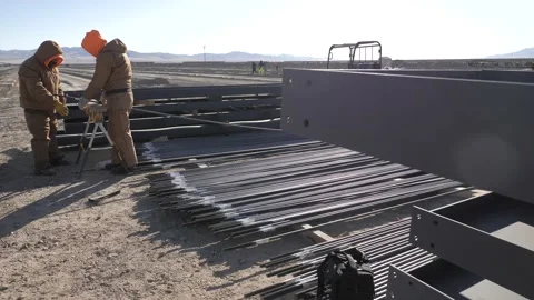 Construction Workers - Threading Steel 库存影片 132999563