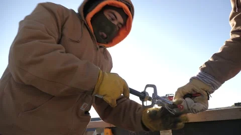 Construction Workers - Threading Steel 動画素材 132999714