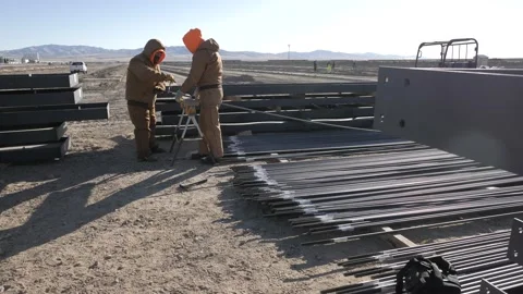 Construction Workers - Threading Steel 動画素材 133000817