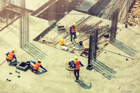 Construction workers undergoing construction smoothed the cement floor at the Stockfoto's