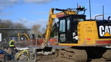 Construction workers using mechanical diggers building new houses selby uk Stock Footage 85926592
