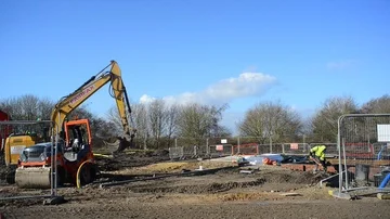 Construction workers using mechanical diggers building new houses selby uk Stock Footage 85926730
