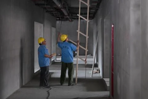 Construction Workers Using Strage Contraption in China Stock-Fotos