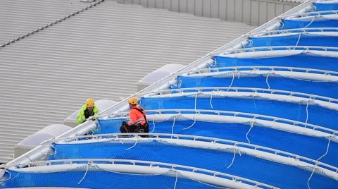 Construction workers walking on Roof 库存影片 60710559