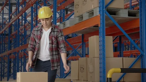 Construction workers wear hard hat In operating in factory, container, warehouse Vidéo 130068163