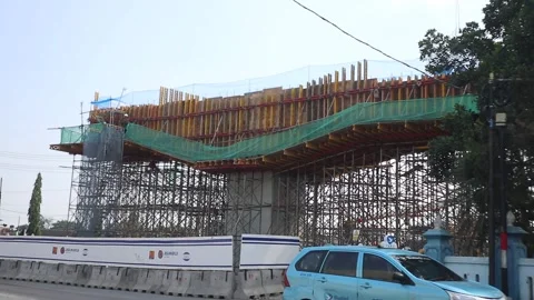 Construction workers work on a toll road pillar in Yogyakarta. Stock-Footage 341835123