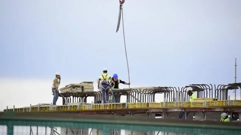 Construction workers working on a building construction roof Vídeos de archivo 140649052