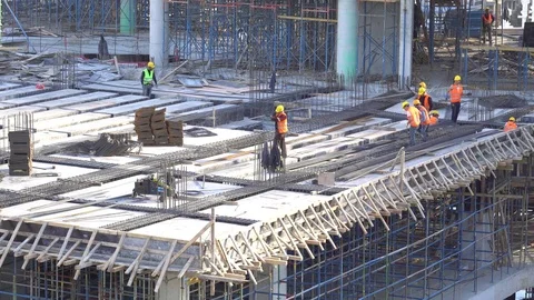 Construction workers working on building site Vidéo 84641434