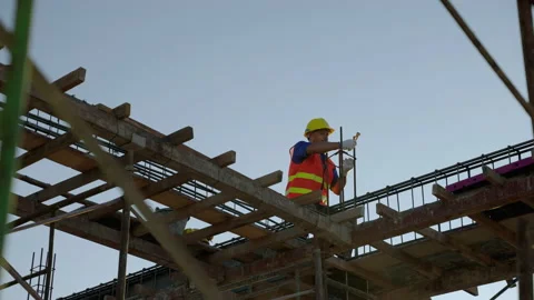 Construction workers working on scaffolding work at risky heights. Stock-Footage 169764081