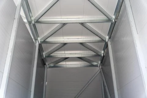 Construction of a workshop made of durable aluminum metal structures Foto stock