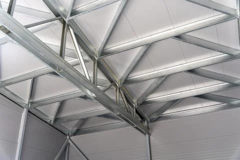 Construction of a workshop made of durable aluminum metal structures Stockfoto's