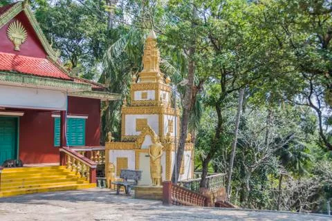 Constructions around the Buddhist temple Wat Leu 스톡 사진