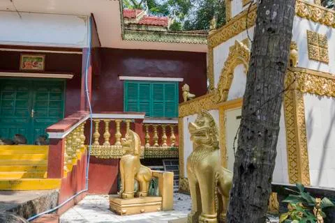 Constructions around the Buddhist temple Wat Leu with its guardian lions Siha 스톡 사진