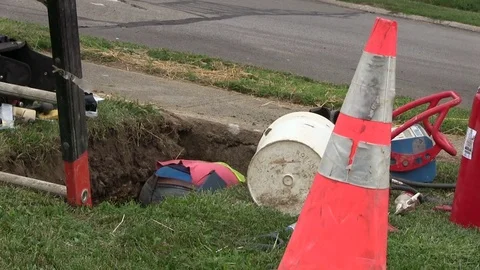 Constructon worker in a man hole Vidéo 79175329