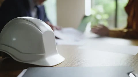 Constructor discussing architectural plans and documents with female customer Vídeos de archivo 330878829