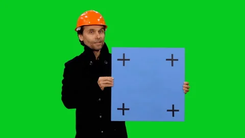 Constructor in hard hat telling the workplan with blank board on green screen Vídeo Stock 130836340