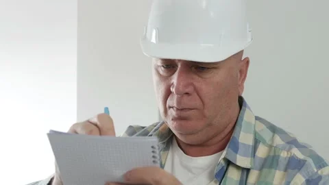 Constructor Portrait Working in Building Industry, Taking Notes in Agenda. Vídeos de archivo 155380918