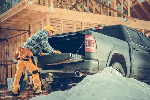 Constructor Preparing the Cargo Bed of His Pickup Truck for the Load Foto stock