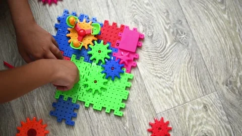Constructor toy in child hands during play on floor, Vídeos de archivo 335880857
