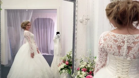 The consultant helped the future bride to choose wedding dress Vídeo Stock 75974546