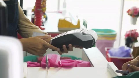 Consumer paying item on grocery store checkout counter with credit card 動画素材 334644793