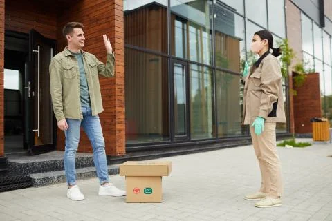 Contactless delivery of parcel Fotos de archivo