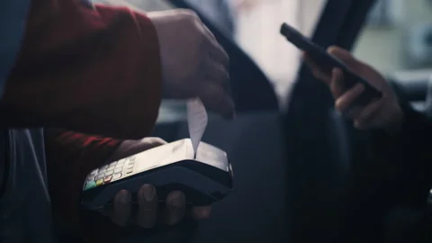 Contactless Payment Interaction Experience at the gas station Vidéo 302210759