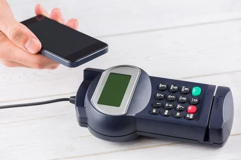 Contactless payment processing with smartphone and POS terminal in flat design Foto stock