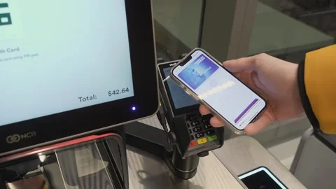 The Contactless Payment Terminal is conveniently located at the Checkout for Vídeo Stock 295076769